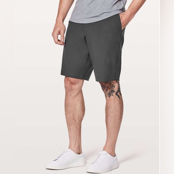 Lululemon Commission Short Relaxed  Warpstreme in Obsidian Sz 32 - Picture 1 of 9